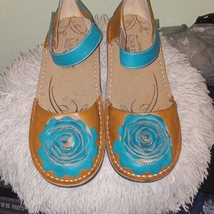 Elegant Tan and Blue Floral Women's Flats